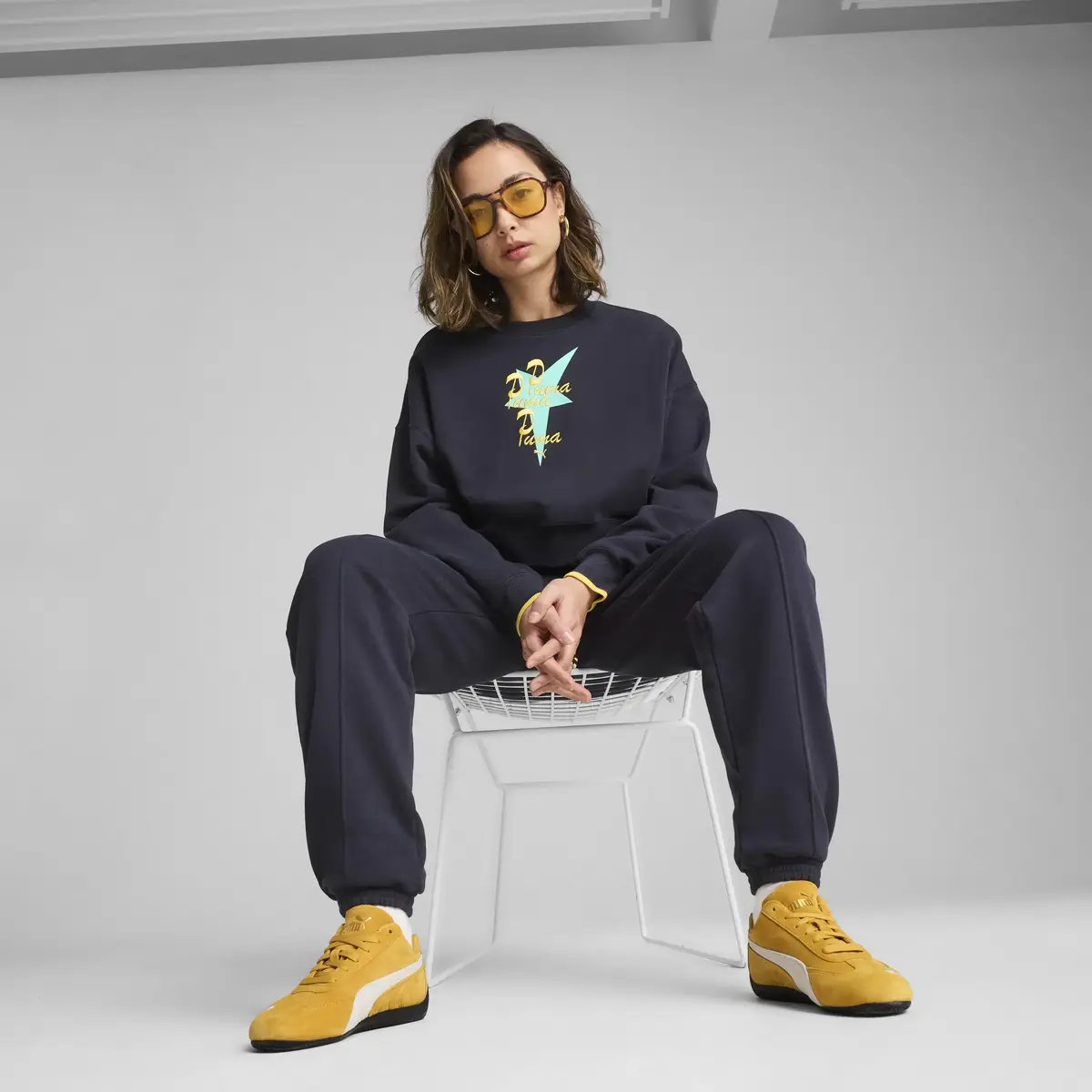 PUMA WARDROBE ESS Graphic Crew Lacivert Kadın Sweatshirt