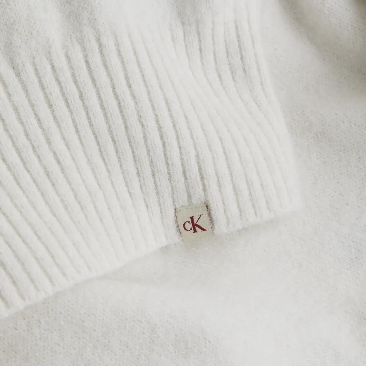 Calvin Klein FLUFFY YARN V-NECK S Kadın Beyaz Kazak