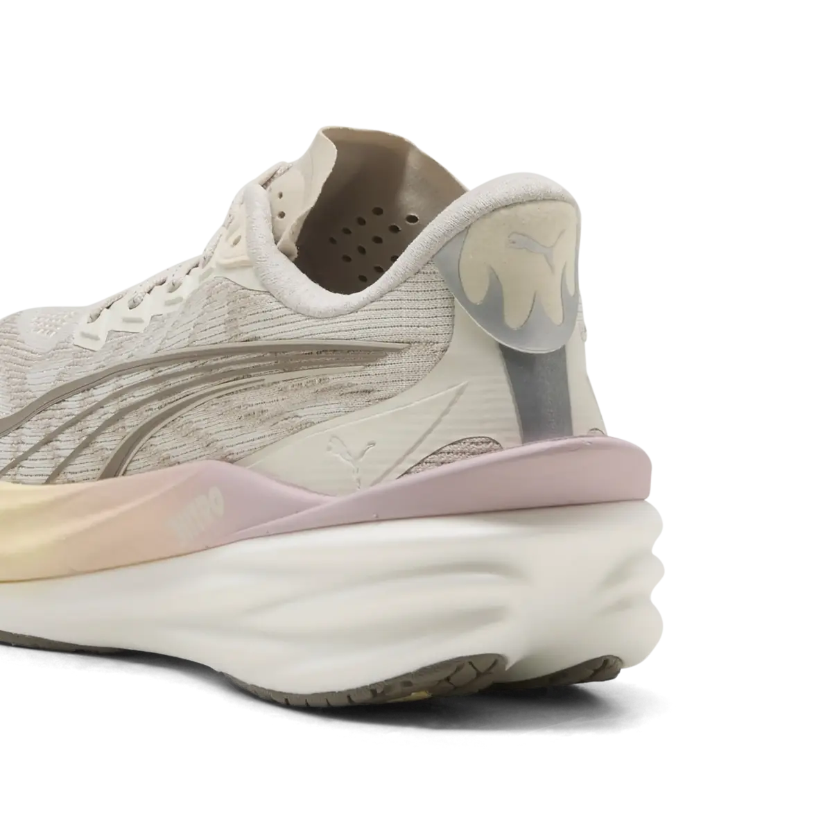 PUMA Deviate NITRO 4 Wns Krem KadınYürüyüş ve Koşu Ayakkabısı