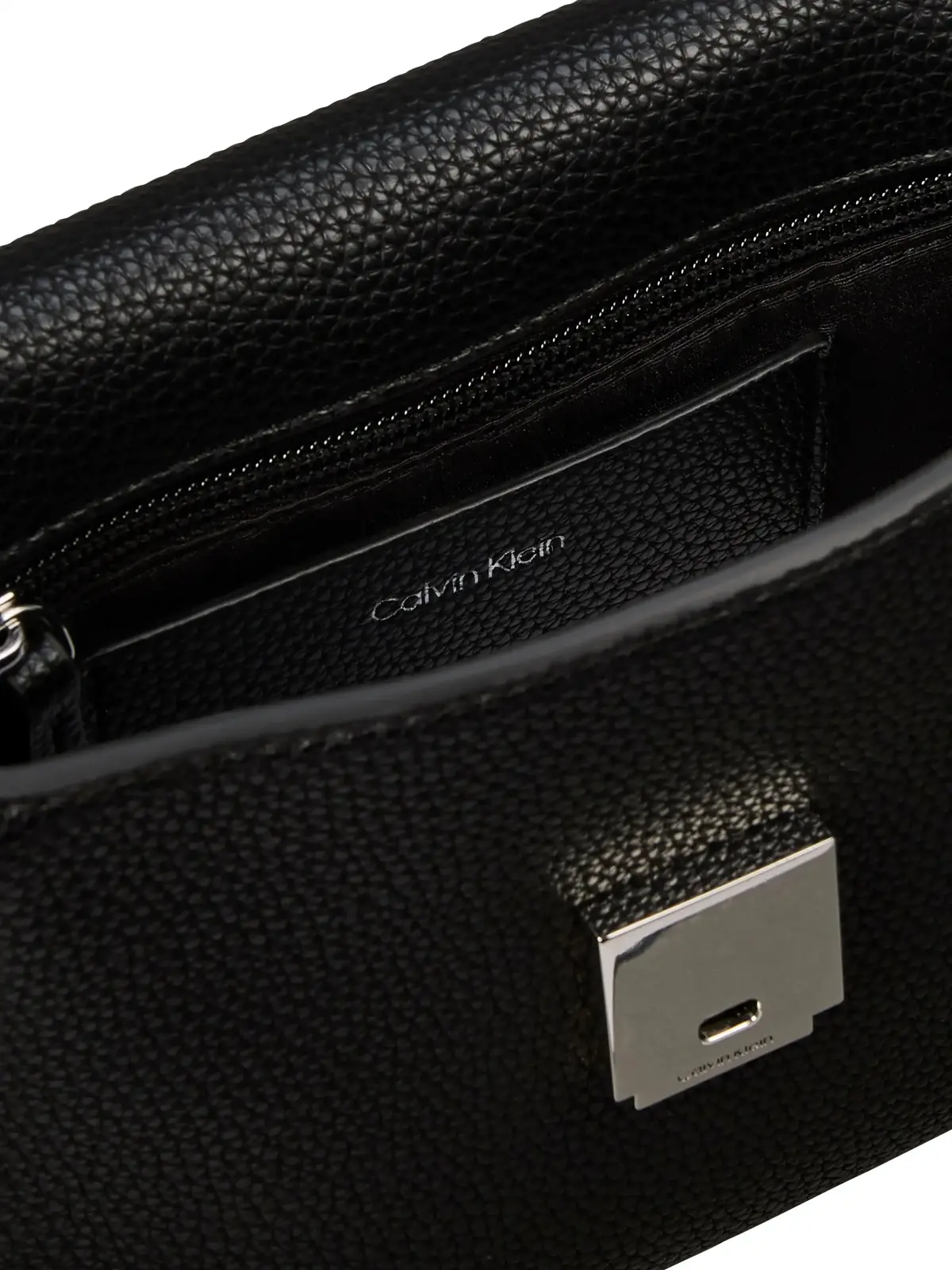 Calvin Klein EMBLEM HW PEBBLE CRO Siyah Kadın Çapraz Çanta
