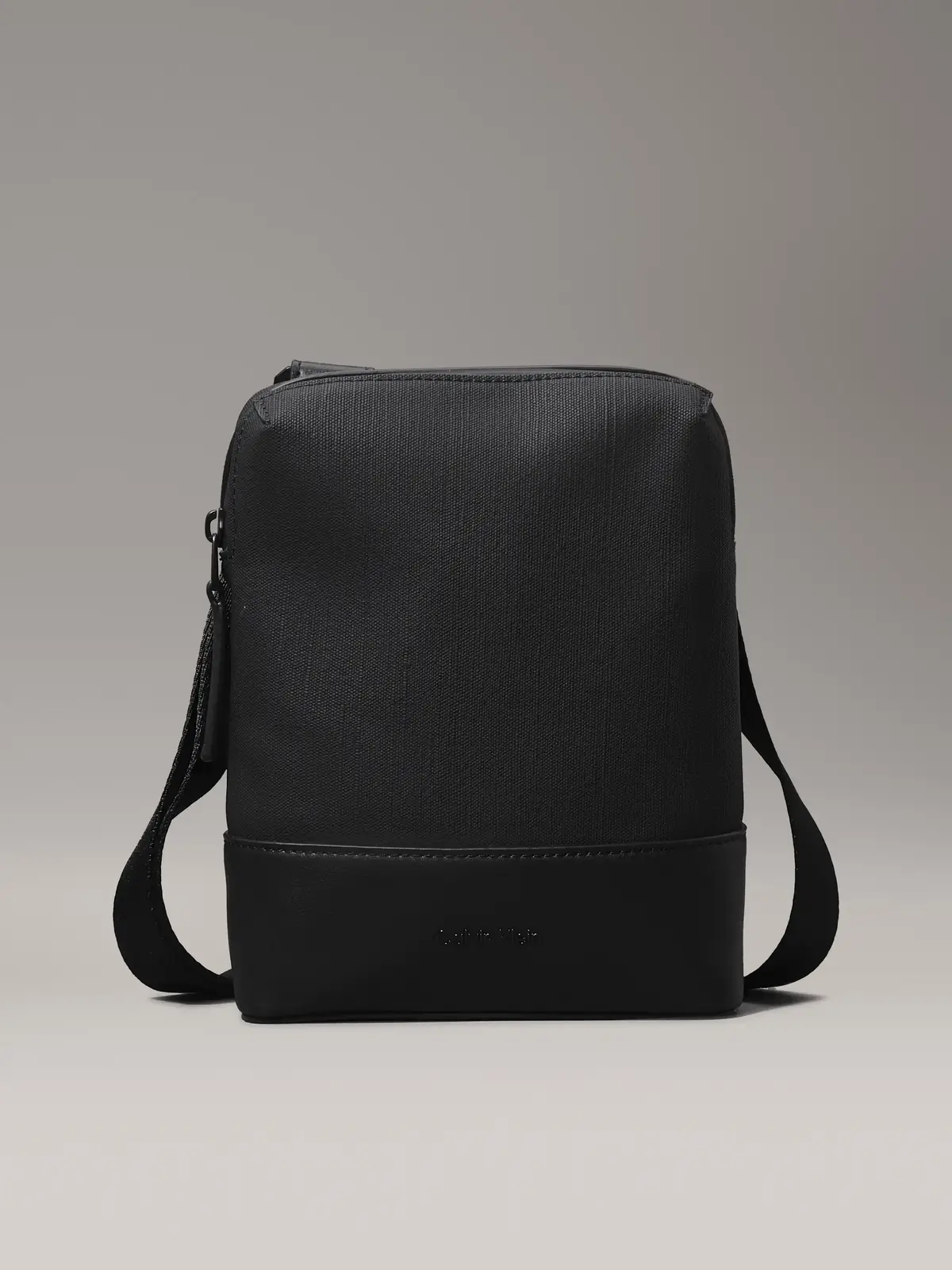 Calvin Klein TECH SENSUAL CONV RE Erkek Siyah Omuz Çanta