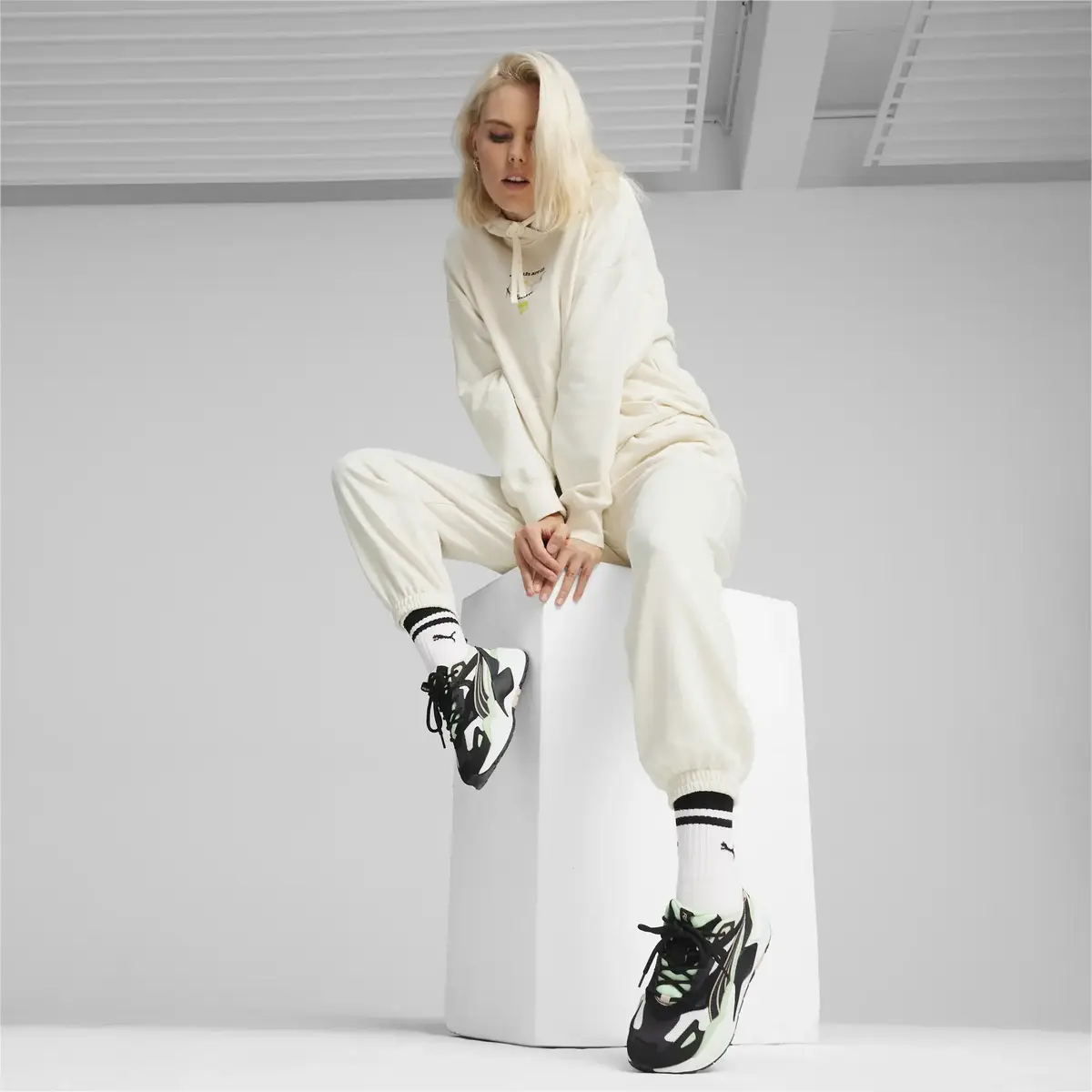 Puma DOWNTOWN Relaxed Sweatpants Bej Kadın Eşofman Altı