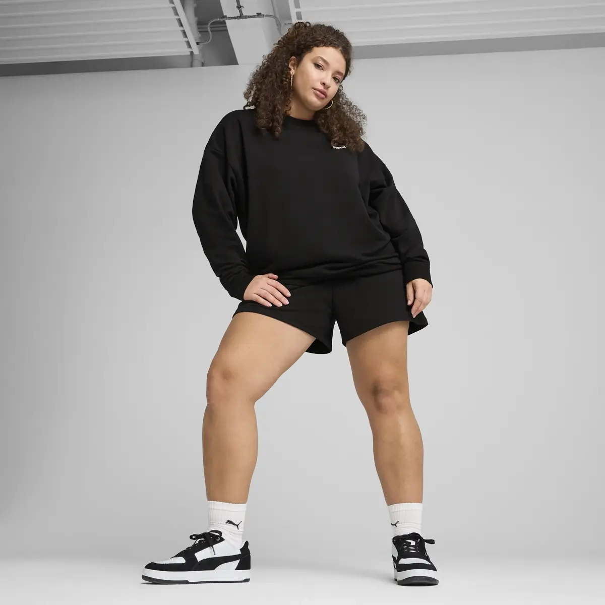 Puma ESS No.1 Logo Relaxed Crew Siyah Kadın Sweatshirt