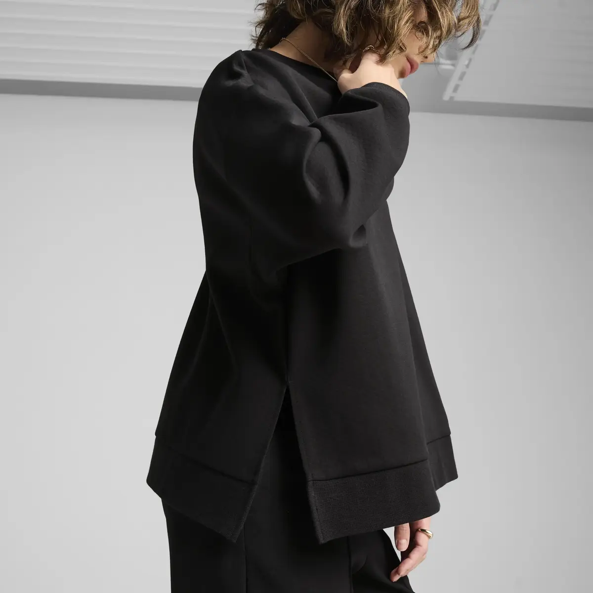 PUMA WARDROBE ESS Oversized Crew Siyah Kadın Sweatshirt