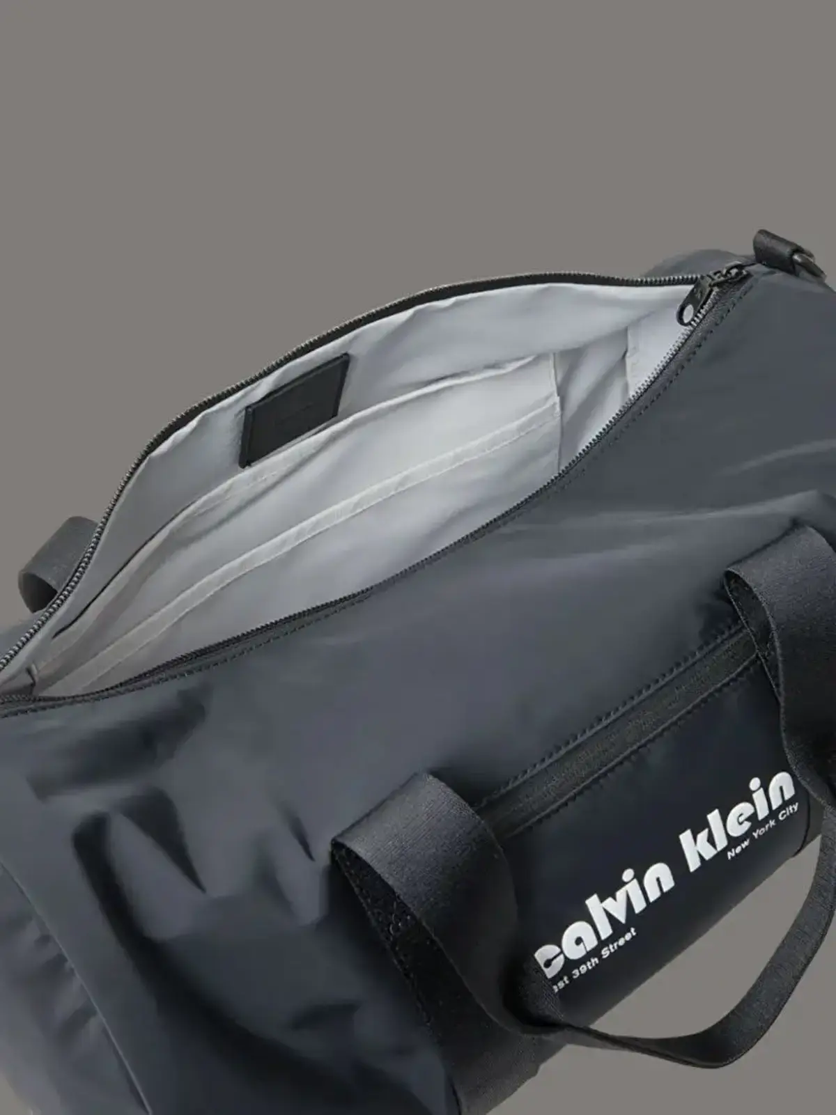 Calvin Klein CKJ GRAPHIC CK CROSSBODY DUFFLE Siyah Erkek Bel Çantası Calvin Klein CKJ GRAPHIC CK CROSSBODY DUFFLE Siyah Erkek Bel Çantası