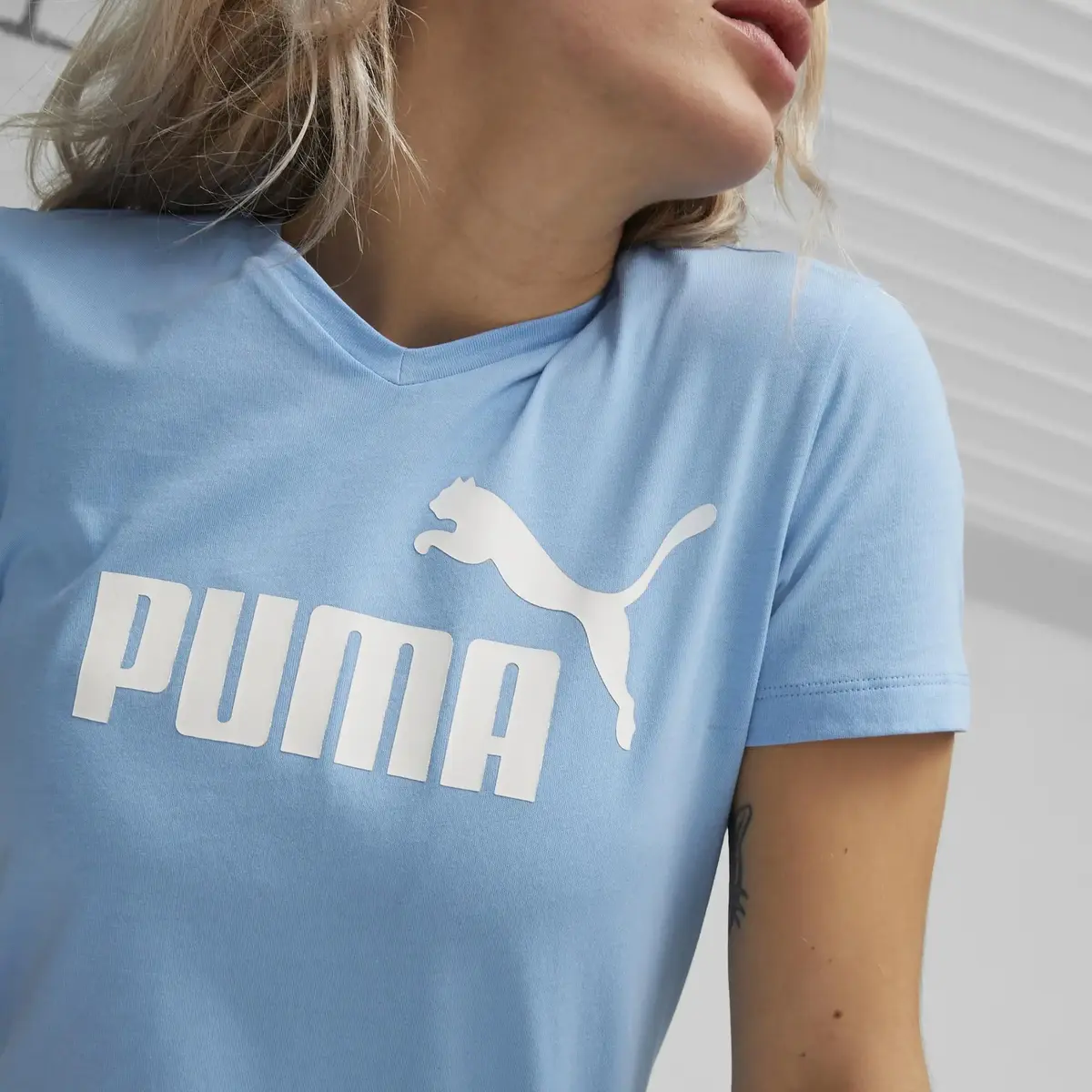 Puma ESS V-Neck Tee Mavi Kadın T-Shirt