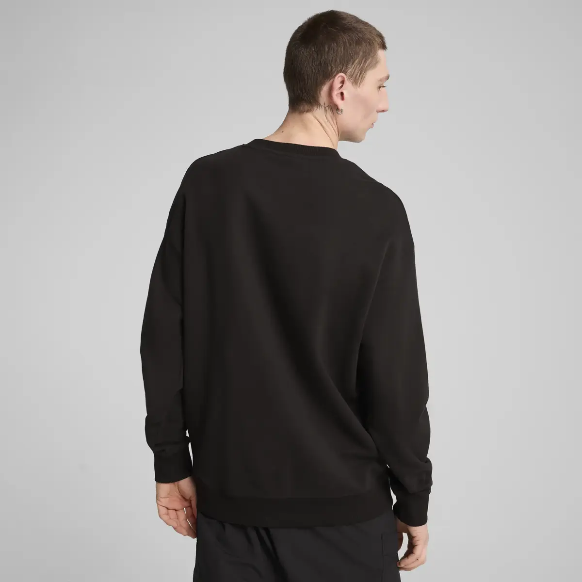 PUMA WARDROBE ESS Relaxed Crew Siyah Erkek Sweatshirt