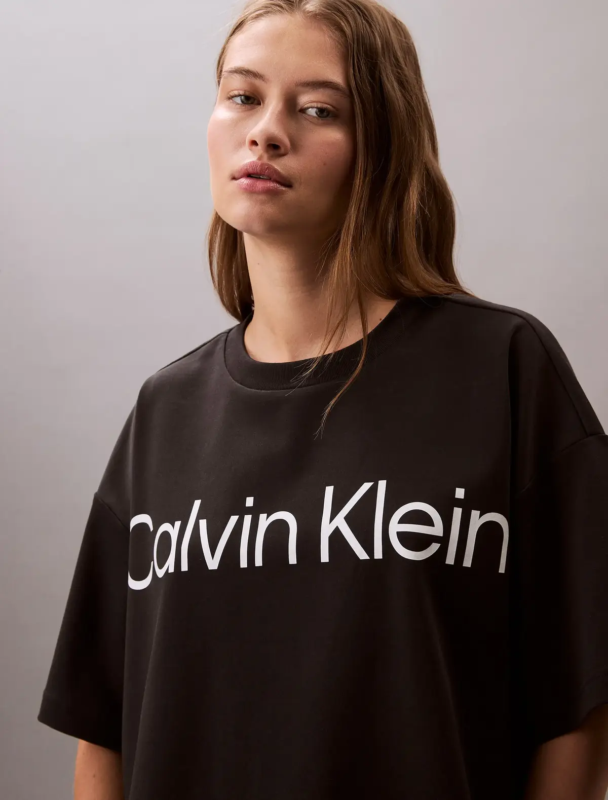 Calvin Klein A-SS Boxy Logo Graph, UB1 Siyah Kadın T-Shirt