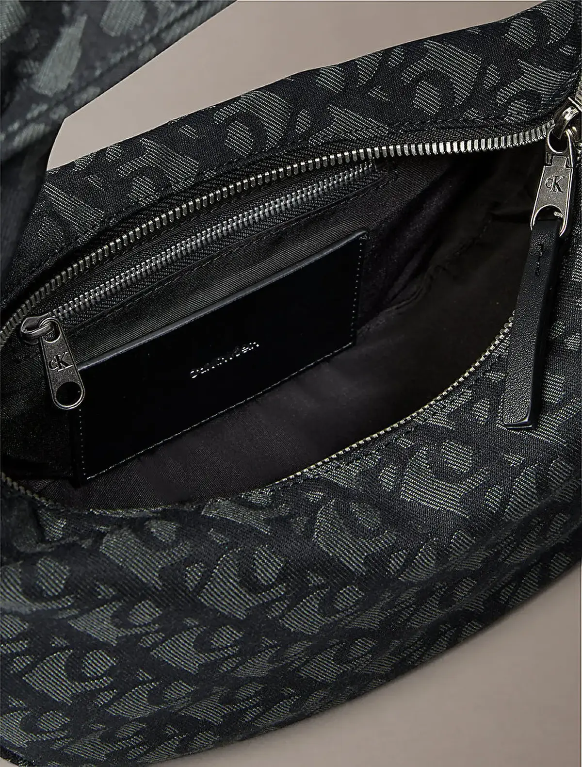 Calvin Klein CKJ MONOGRAM PINCHED MEDIUM SHOU Siyah Kadın El Çantası