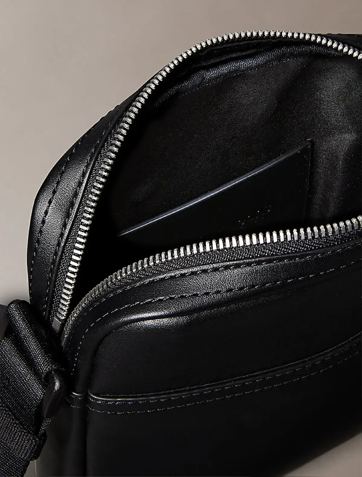 Calvin Klein MONO LOGO REPORTER 18 Siyah Erkek El Çantası Calvin Klein MONO LOGO REPORTER 18 Siyah Erkek El Çantası