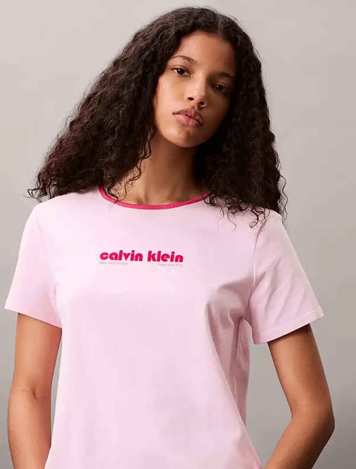 Calvin Klein SS RETRO LOGO GRAPHIC TEE Pembe Kadın Tişört Calvin Klein SS RETRO LOGO GRAPHIC TEE Pembe Kadın Tişört