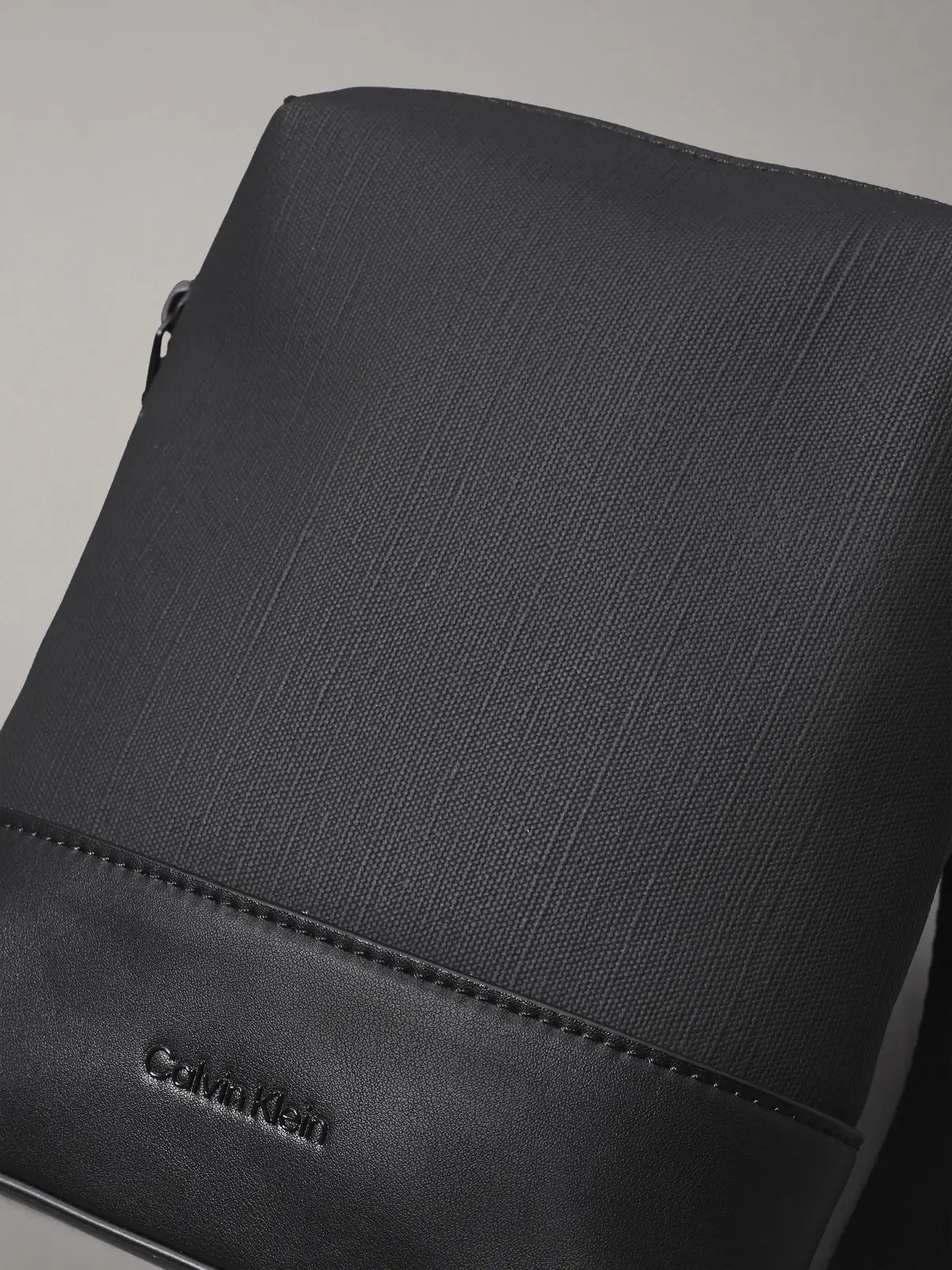 Calvin Klein TECH SENSUAL CONV RE Erkek Siyah Omuz Çanta