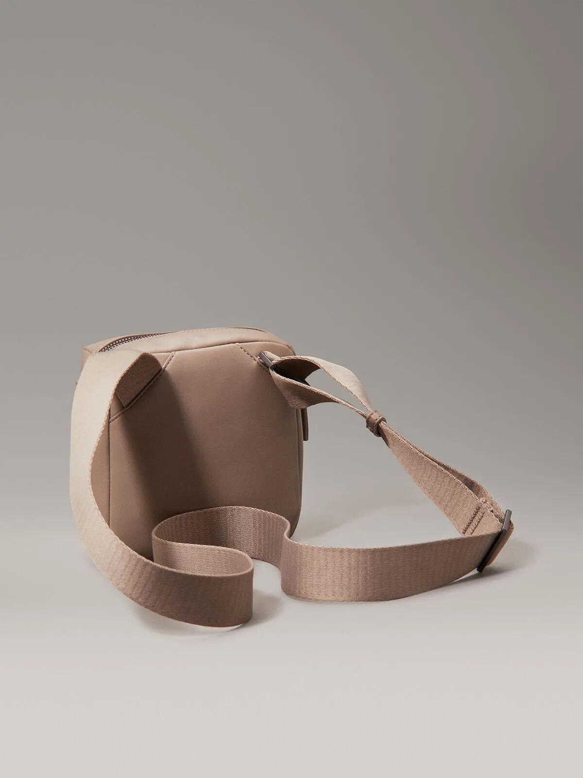 Calvin Klein CLEAN ESSENTIAL CUBE, PA0 Bej Unisex Çanta