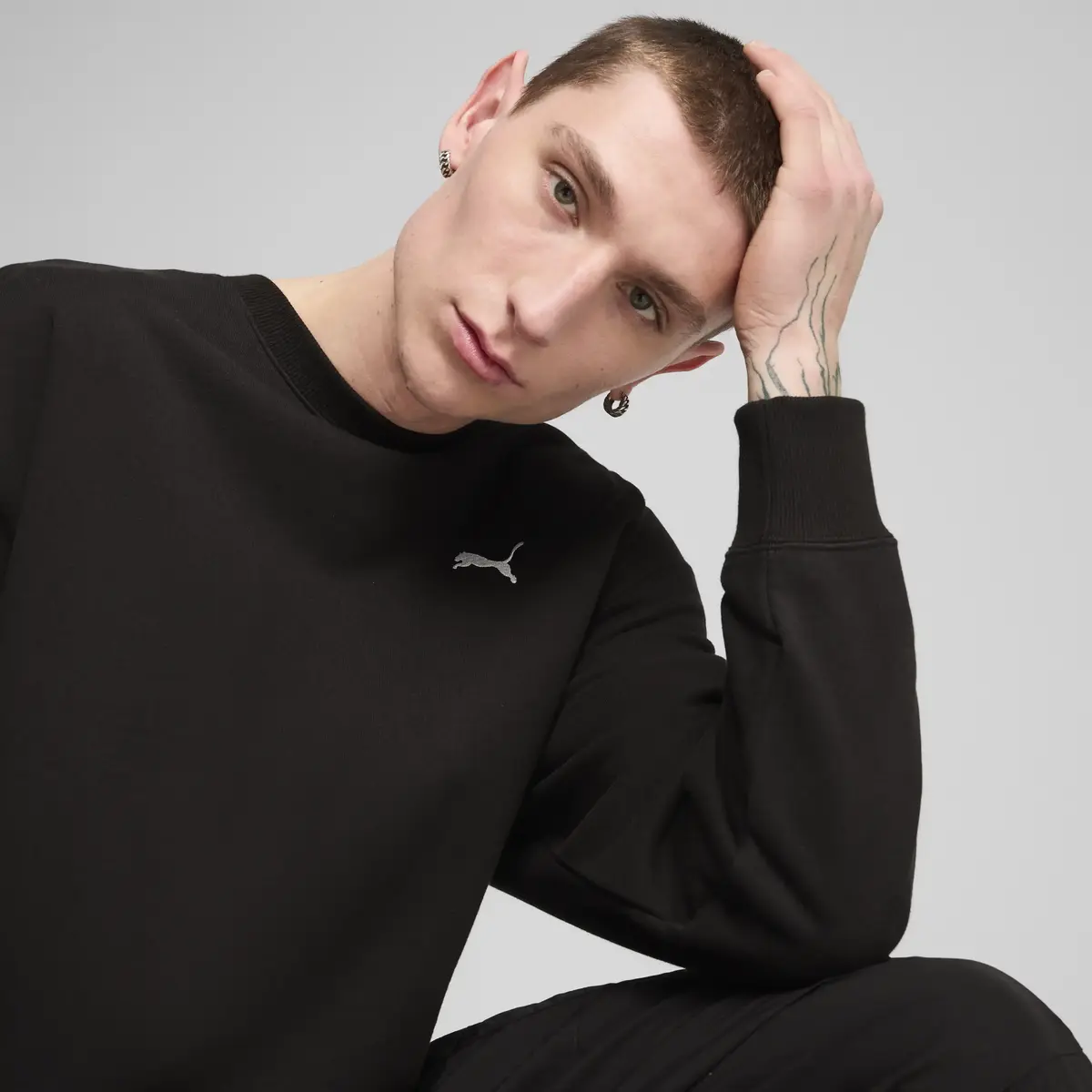 PUMA WARDROBE ESS Relaxed Crew Siyah Erkek Sweatshirt