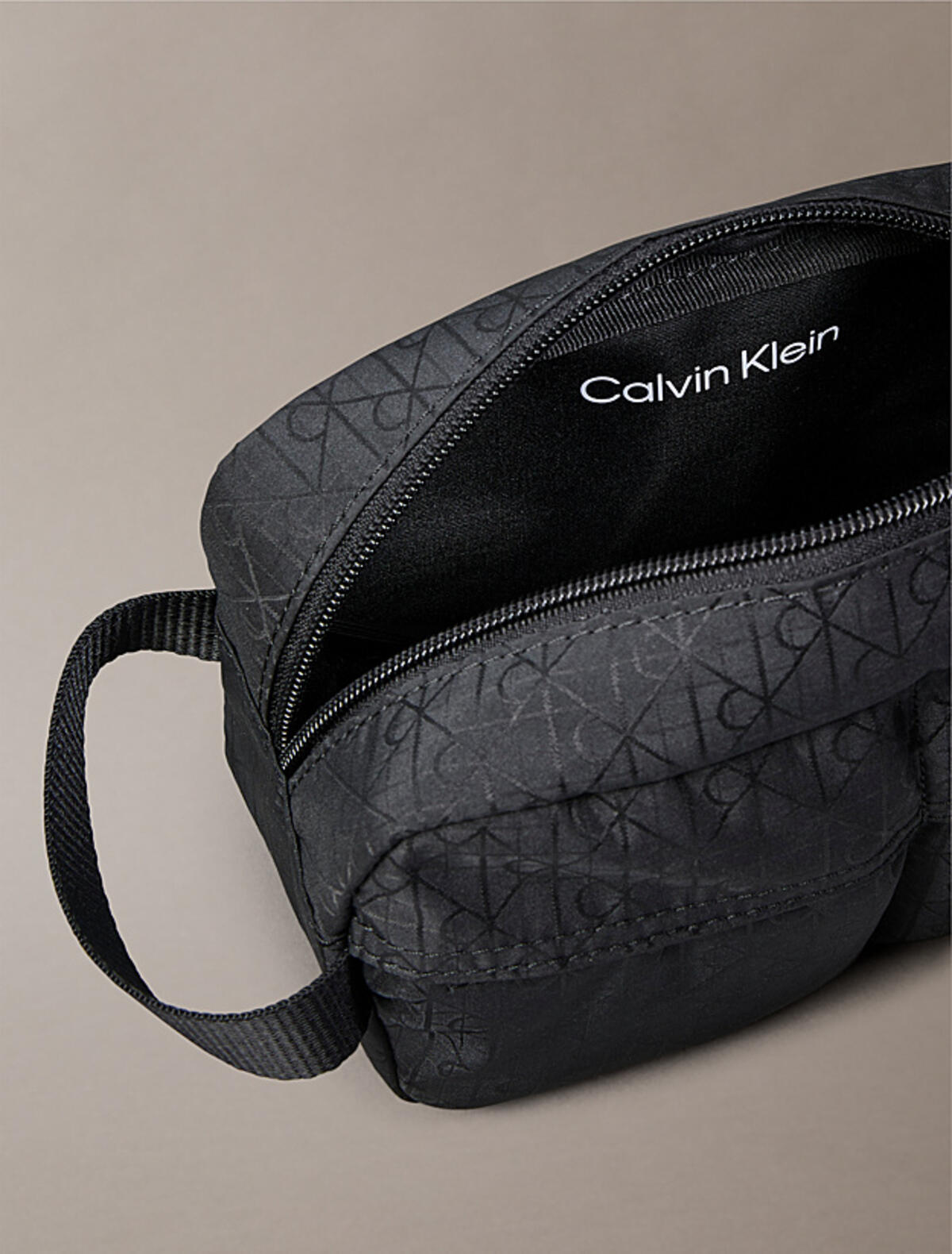Calvin Klein UTILITY EMBLEM DOPP Siyah Erkek Logolu Jakarlı Yıkama Çantası