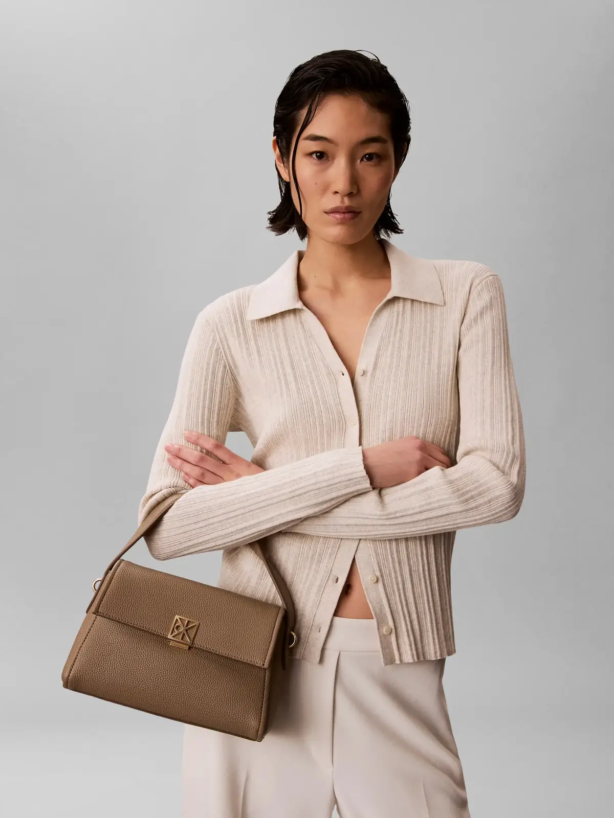 Calvin Klein EMBLEM HW PEBBLE SHO Kahverengi Kadın Omuz Çantası