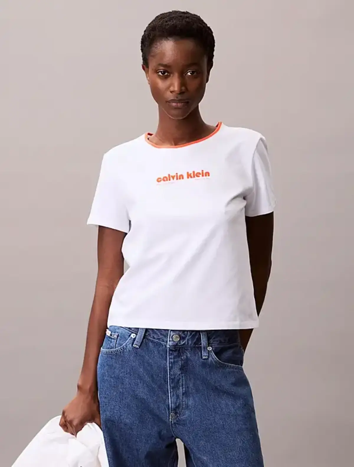 Calvin Klein SS RETRO LOGO GRAPHIC TEE Beyaz Kadın Tişört Calvin Klein SS RETRO LOGO GRAPHIC TEE Beyaz Kadın Tişört
