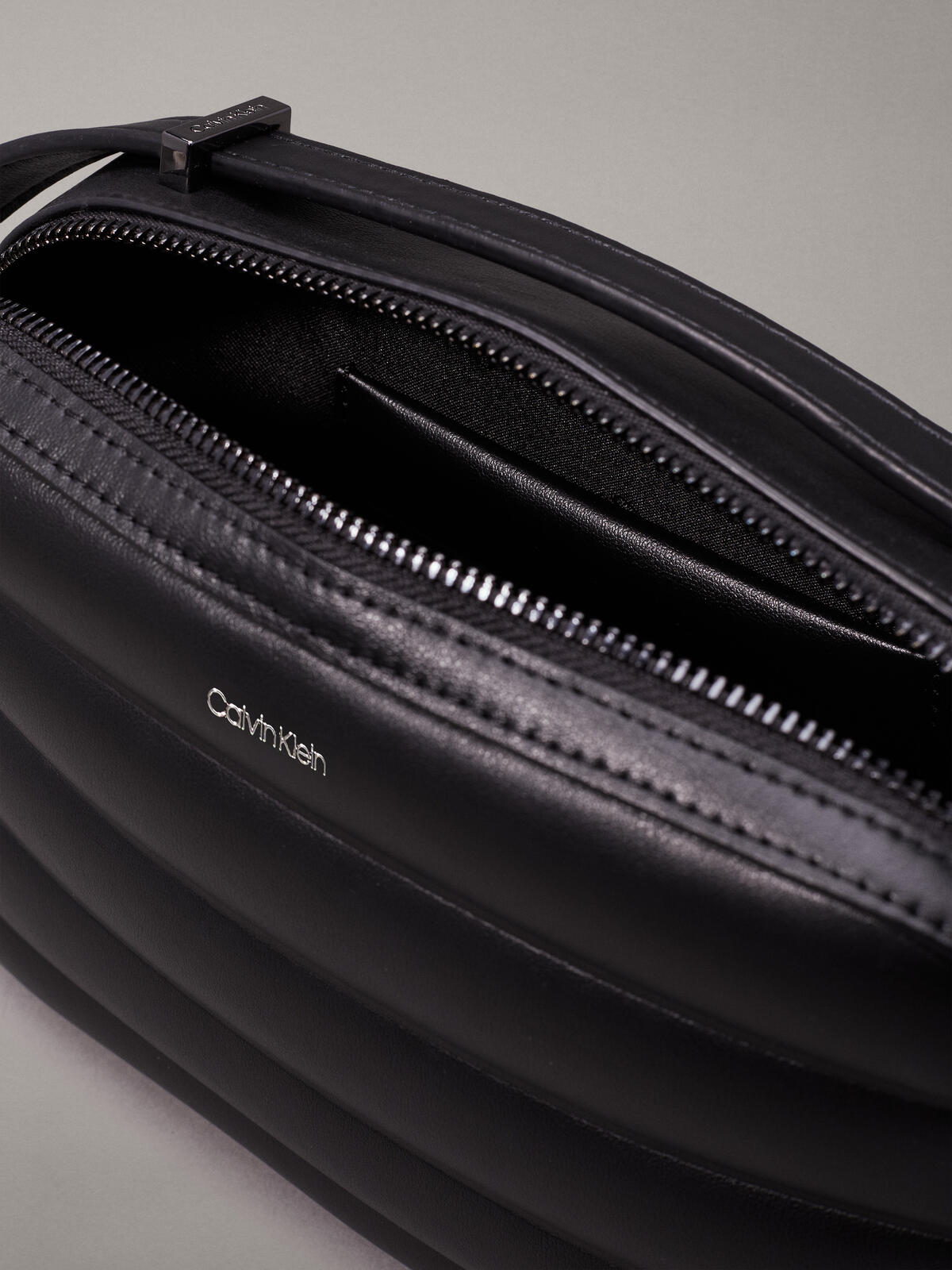 Calvin Klein LINE QUILT CAMERA BA Kadın Siyah Omuz Çanta