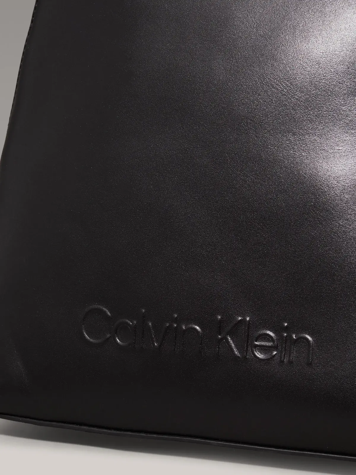 Calvin Klein EMBOSSED CALVIN ROUN, BEH Siyah Kadın Çanta