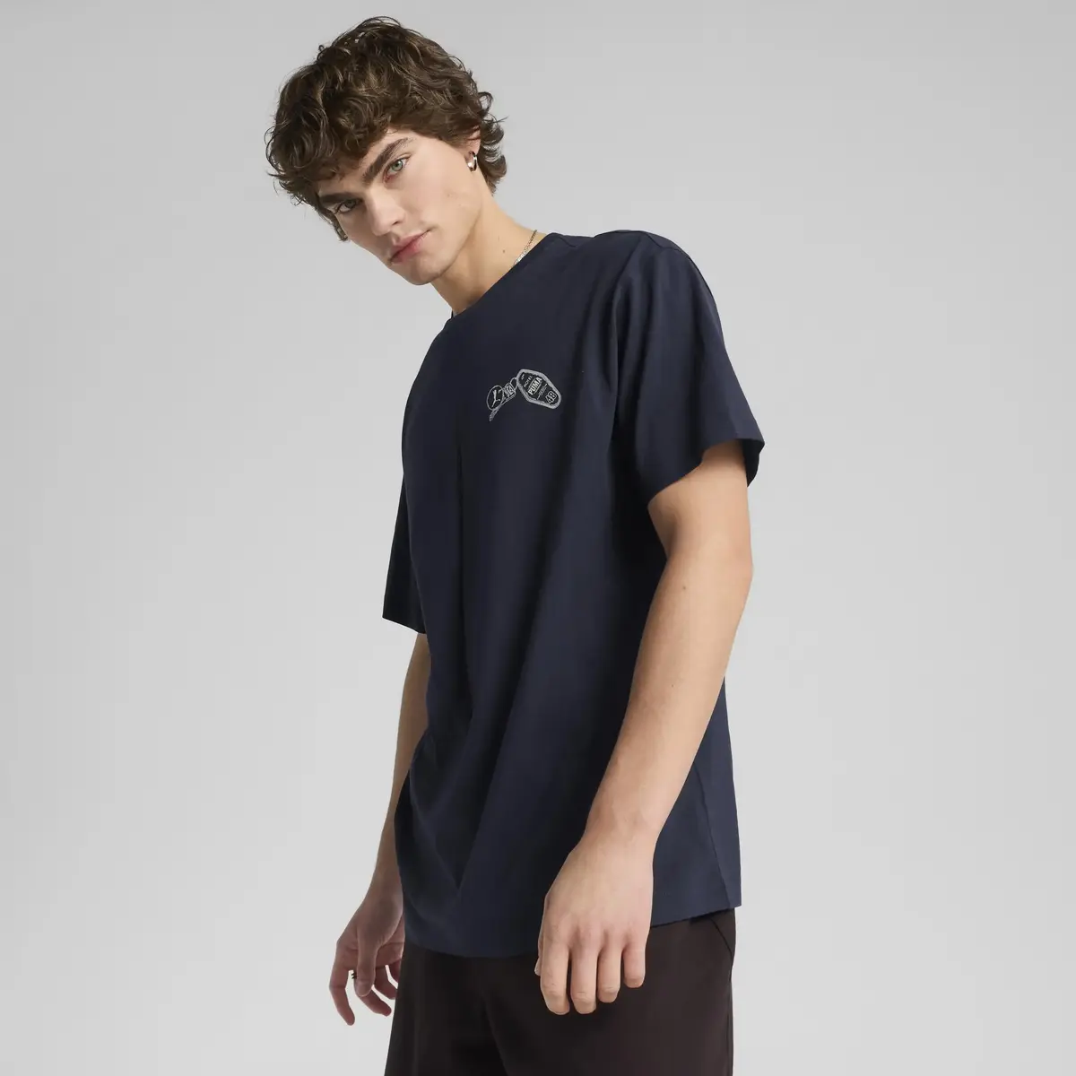 PUMA GRAPHICS Hotel Relaxed Tee Lacivert Erkek T-Shirt