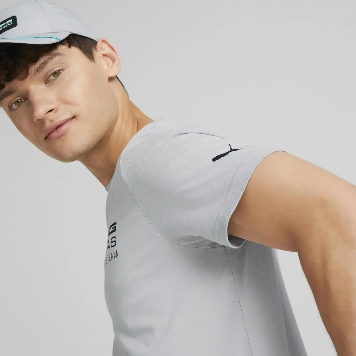 Puma MAPF1 ESS Logo Tee Mercedes Mercedes Gri Erkek/Unisex T-Shirt