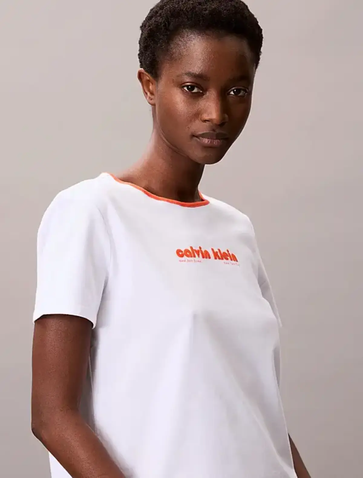 Calvin Klein SS RETRO LOGO GRAPHIC TEE Beyaz Kadın Tişört Calvin Klein SS RETRO LOGO GRAPHIC TEE Beyaz Kadın Tişört