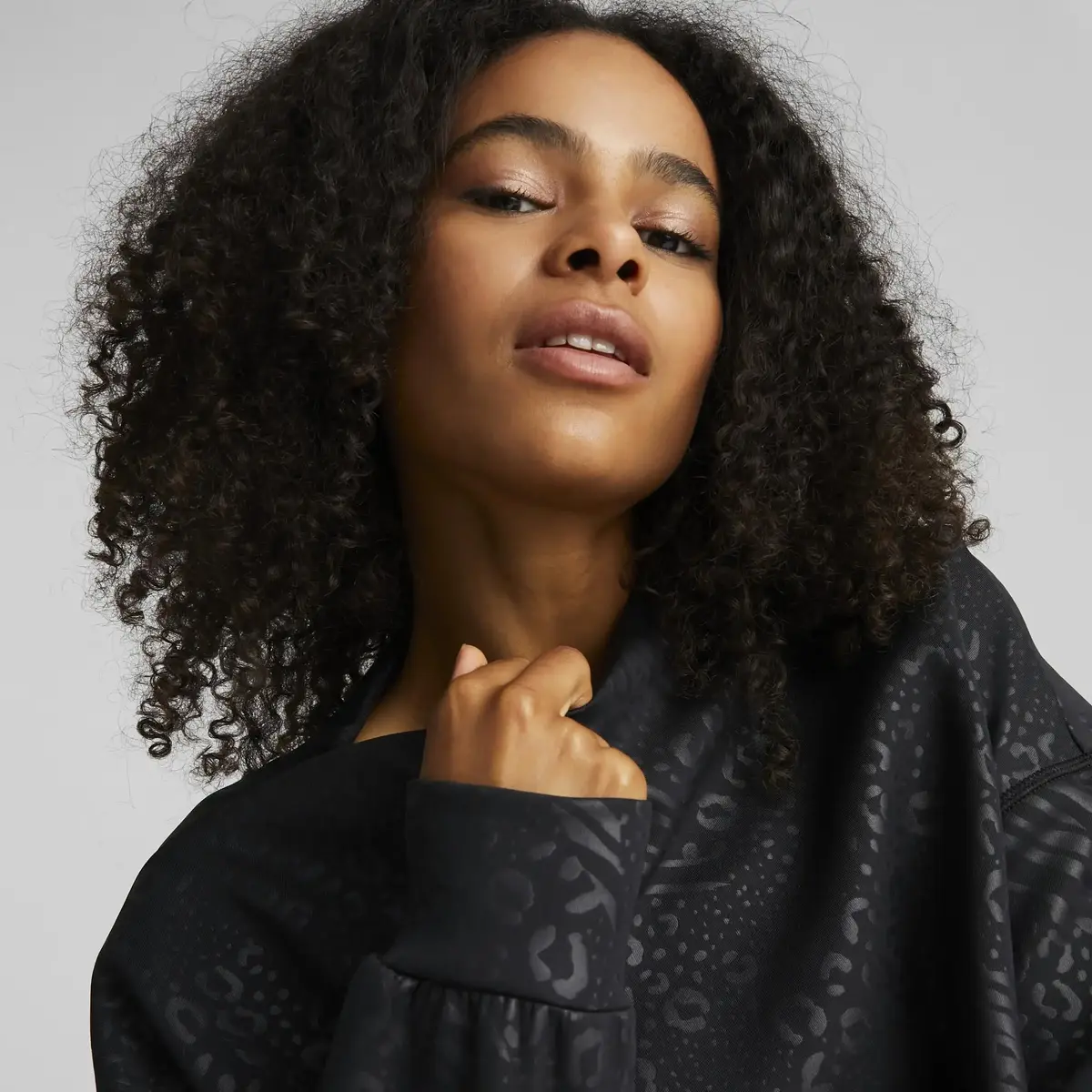 Puma Fashion Luxe Embossed Crew Siyah Kadın Crop Koşu / Performans Üst