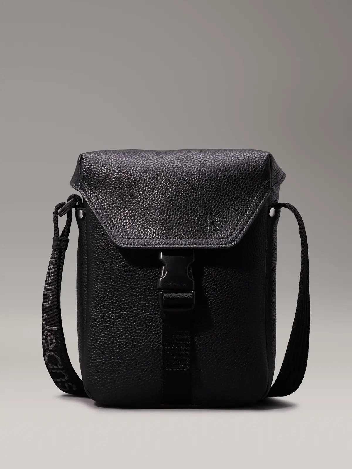 Calvin Klein ULTRALIGHT REPORTER1 Erkek Siyah Omuz Çanta