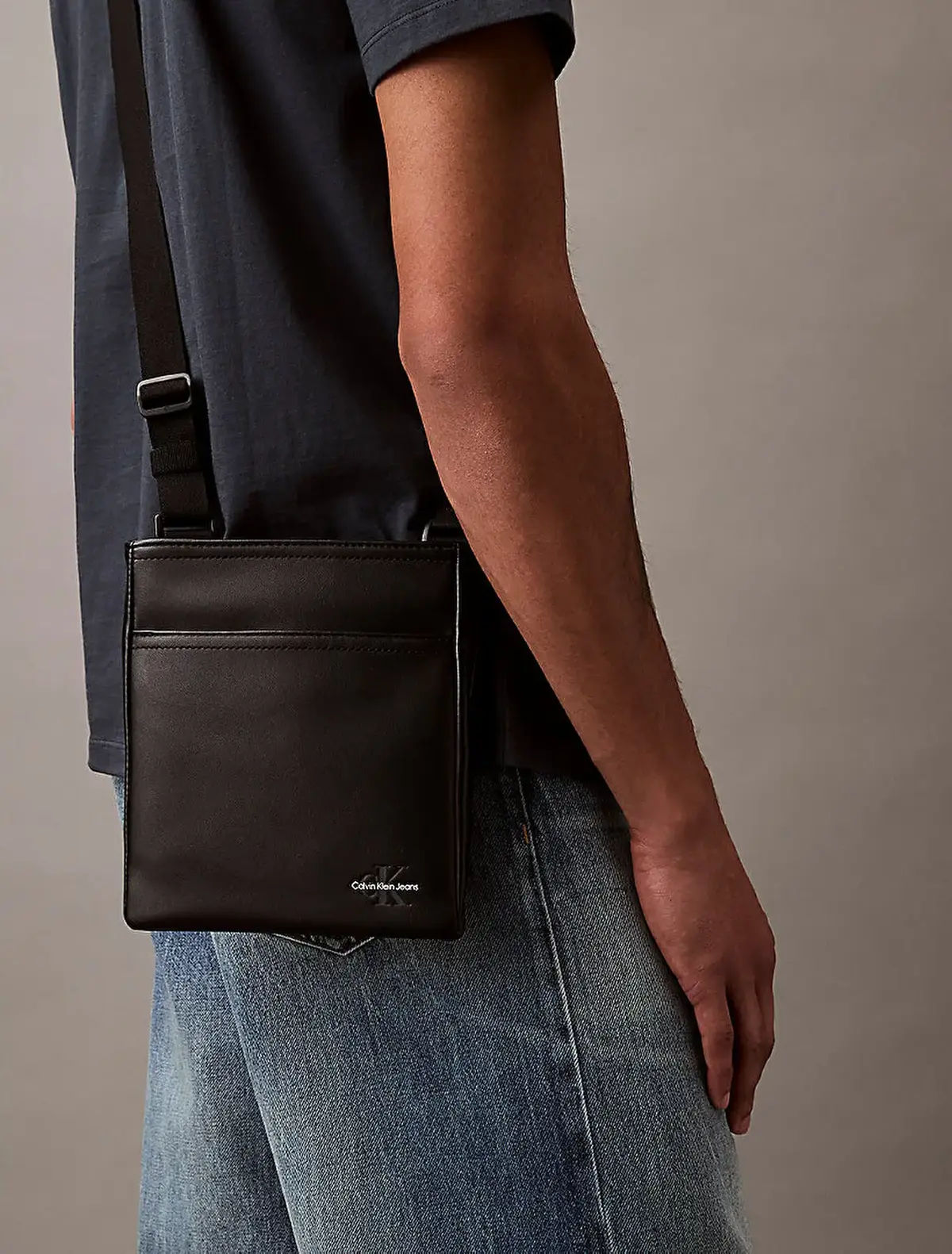 Calvin Klein MONO LOGO FLAT PACK 18 Siyah Erkek El Çantası Calvin Klein MONO LOGO FLAT PACK 18 Siyah Erkek El Çantası
