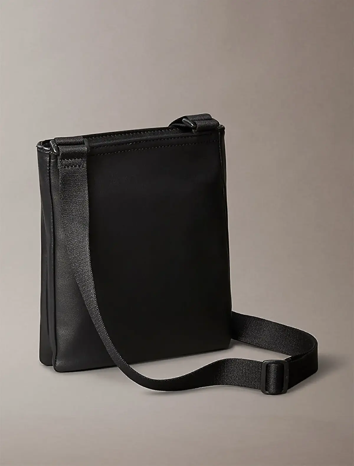 Calvin Klein MONO LOGO FLAT PACK 18 Siyah Erkek El Çantası Calvin Klein MONO LOGO FLAT PACK 18 Siyah Erkek El Çantası