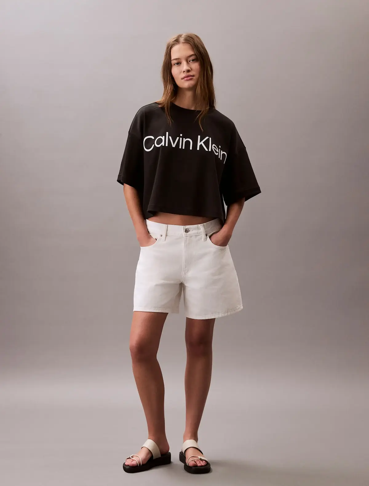 Calvin Klein A-SS Boxy Logo Graph, UB1 Siyah Kadın T-Shirt