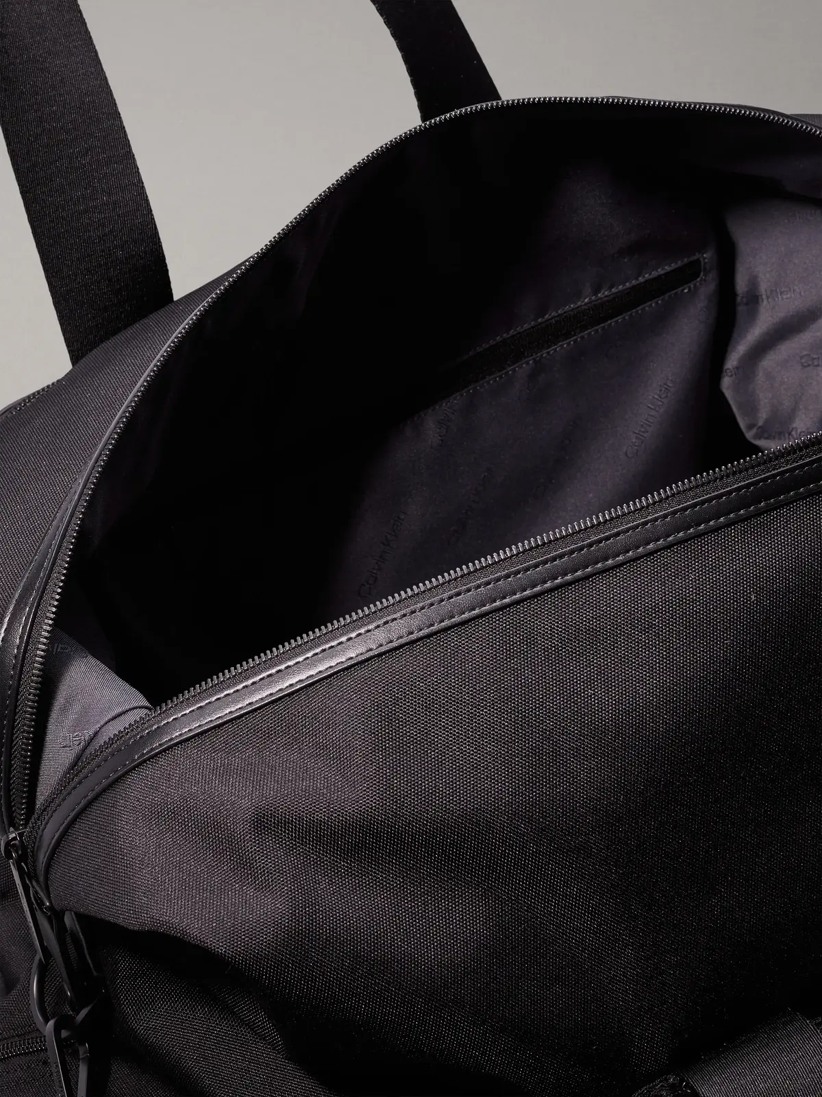 Calvin Klein CK REMOTE WEEKENDER Erkek Siyah Omuz Çanta