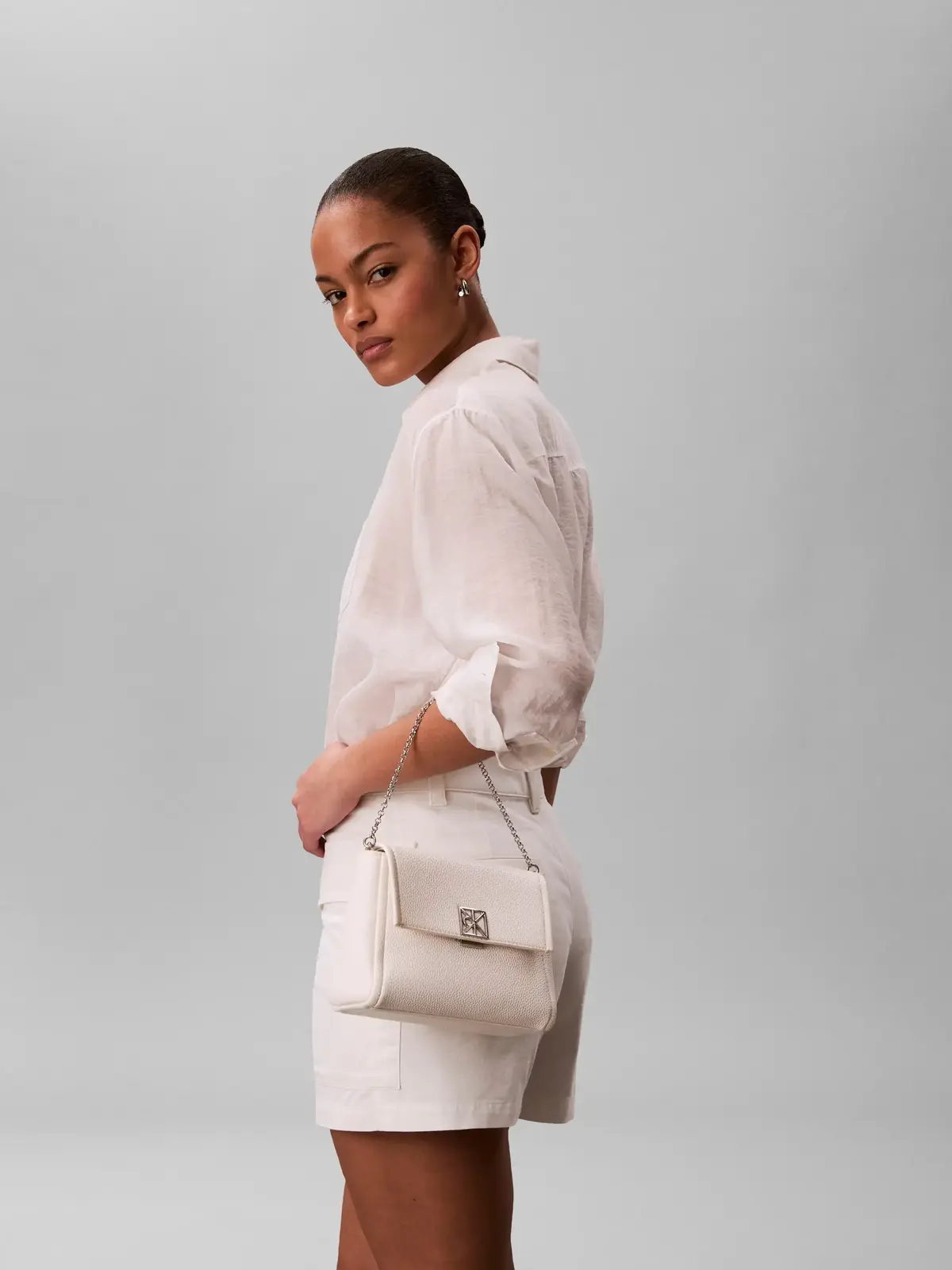 Calvin Klein EMBLEM HW PEBBLE CRO Beyaz Kadın Çapraz Çanta