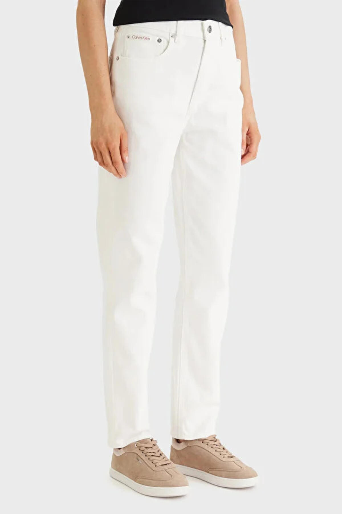 Calvin Klein MOM JEAN CHALK WHITE, ASN, SH, 25 Beyaz Kadın Kot Pantolon