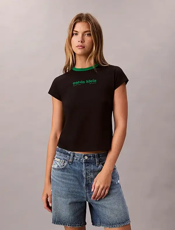 Calvin Klein SS RETRO LOGO GRAPHIC TEE Siyah Kadın Tişört